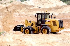 Ini Penjelasan Hinabi Mengapa Pasar Alat Berat Terus Turun