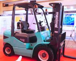 Maximal Forklift Menyasar Depo Kontainer
