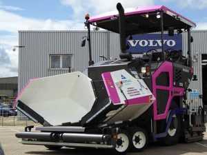 Mesin Paver Volvo Dicat Pink untuk Dukung Riset Kanker