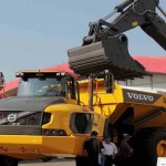 Hydraulic excavator Komatsu PC2000-8 yang ideal berpasangan dengan dump truck Komatsu HD785-7