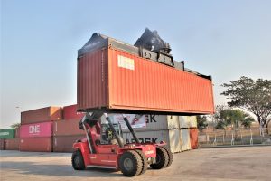 Ini Manfaat Yang Diperoleh PT. Cikarang Inland Port Dengan Mengoperasikan Eco Reachstacker Kalmar