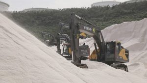 Bongkar Muat Garam, Operasi Volvo CE Hemat BBM Hingga 15%