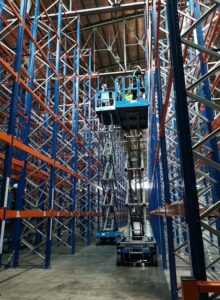 Bagaimana Scissor Lift Genie membantu pada pekerja gudang perusahaan susu?