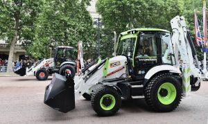 Mesin-mesin JCB Terlibat Dalam Pawai Perayaan 70 Tahun Ratu Inggris Bertahta