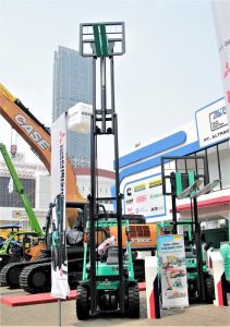 Forklit Mitsubishi ditampilkan pada acara Mining Indonesia 2022 di Jakarta di booth PT Berca Mandiri Perkasa. Foto: EI