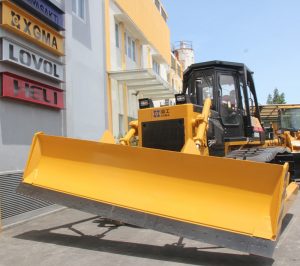 Bulldozer XG4161S saat diparkir di halaman kantor PT Dayasakti Mandiri