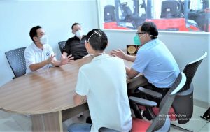 Yuki Davis – Presiden Direktur dan Steve W. Junaidi - Direktur PT. Karenu Indah, sedang berdiskusi dengan Managing Director Heli South East Asia Center, Freeo Hua dan Wanggao selaku Sales Manager di Southeast Asia, Principal Office Thailand di markas PT. Karenu Indah.