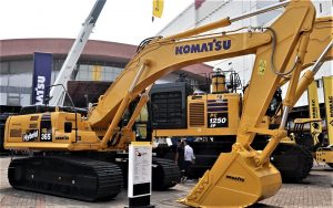 Excavator Hybrid Komatsu HB365 untuk aplikasi tambang ikut dipamerkan pada acara Mining Indonesia 2022 di Jakarta. Foto: EI