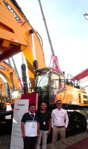 CMO Sany Perkasa, Hery Yudianto (tengah), didampingi Seno Apriyanto (Regional Manager III) dan Rizky Edy Gunawan, Branch Manager Samarinda. Foto: EI