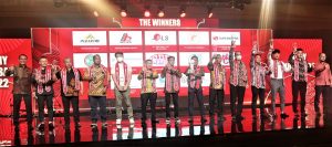 CMO PT. Sany Perkasa, Hery Yudianto (paling kiri) saat memberikan penghargaan kepada pelanggan-pelanggan Sany pada acara Delightfull Night di Jakarta, Rabu (14/9)