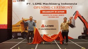 Ki-Ka: LGMG Global Vice President, David Wang bersama Presiden Komisaris PT. LGMG Machinery Indonesia, Carlos Cayadi Lie, saat membuka selubung nama PT. LGMG Machinery Indonesia. Perusahaan ini merupakan bisnis patungan antara LGMG dan PT Traktor Gemilang Perkasa (Foto: LGMG)