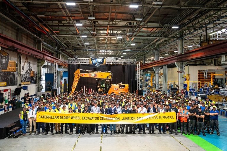 Caterpillar Rayakan Produksi Wheel Excavator Cat® ke-50.000