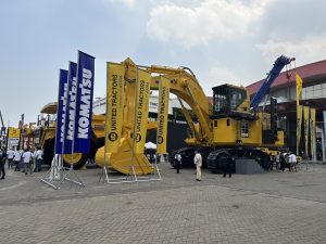 Alat berat Komatsu di booth PT United Tractros Tbk pada pameran Mining Expo 2023 di Jakarta International Expo Kemayoran, Jakarta, 13-16 September 2023. Foto: EI