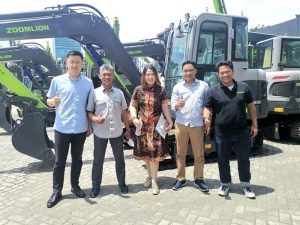 A.M. Widodo selaku Regional Marketing Manager PT Zoomlion Indonesia Heavy Industry (kedua dari kanan) berfoto bersama customer.