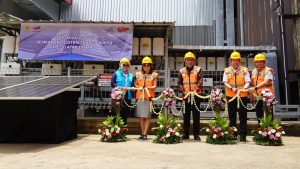 Kiri-Kanan: Sales Director TotalEnergies Renewable DG Indonesia, Ratna Muntiowati, Presiden Direktur GRP Fedaus, Direktur Teknik dan Lingkungan Kementerian ESDM, Ir. Mohamad Priharto Dwinugroho, M.S.E, Manager PLN UP3 Cikarang Zamzani dan Manager PLN UPT Bekasi Dewi Setyaharini, meresmikan PLTS Atap Tahap-II dari PT Gunung Raja Paksi Tbk. Foto: GRP