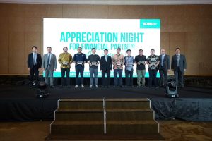 Board of Directors PT Daya Kobelco CMI berfoto bersama beberapa mitra leasing dan perbankan yang mendapatkan apresiasi khusus. Foto: Dok. Daya Kobelco CMI