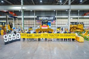 Handover Unit Track Type Medium Cat® D8 ke-9999 kepada Jhonlin Group