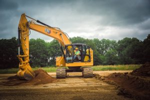 Caterpillar Luncurkan Excavator 325 dengan Heavy-duty Undercarriage Baru