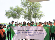 Para karyawan grup perusahaan HD Construction Equipment, bekerja sama dengan organisasi nirlaba Indorelawan, menyelenggarakan kegiatan Global Volunteer Week 2026 di Kawasan Hutan Lindung Angke Kapuk, Jakarta Utara pada Rabu (15/4/ 2026). Sumber foto: HD Construction Equipment Hyundai Indonesia