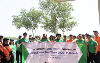 Para karyawan grup perusahaan HD Construction Equipment, bekerja sama dengan organisasi nirlaba Indorelawan, menyelenggarakan kegiatan Global Volunteer Week 2026 di Kawasan Hutan Lindung Angke Kapuk, Jakarta Utara pada Rabu (15/4/ 2026). Sumber foto: HD Construction Equipment Hyundai Indonesia