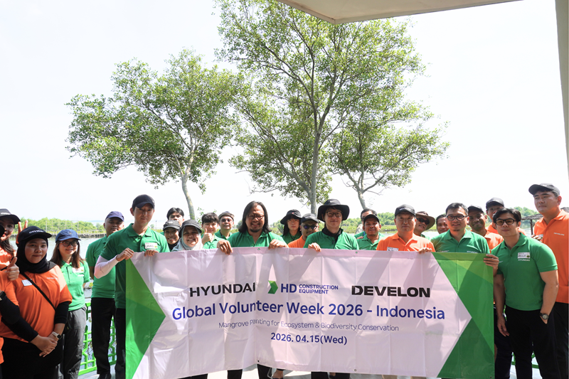 Para karyawan grup perusahaan HD Construction Equipment, bekerja sama dengan organisasi nirlaba Indorelawan, menyelenggarakan kegiatan Global Volunteer Week 2026 di Kawasan Hutan Lindung Angke Kapuk, Jakarta Utara pada Rabu (15/4/ 2026). Sumber foto: HD Construction Equipment Hyundai Indonesia