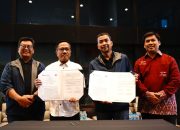 Pihak UT dan UGM memperlihatkan naskah kerja sama atau MoU Kemitraan strategis UT dengan UGM di Yogyakarta belum lama ini. (Sumber foto: UT)