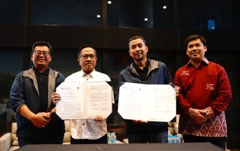 Pihak UT dan UGM memperlihatkan naskah kerja sama atau MoU Kemitraan strategis UT dengan UGM di Yogyakarta belum lama ini. (Sumber foto: UT)