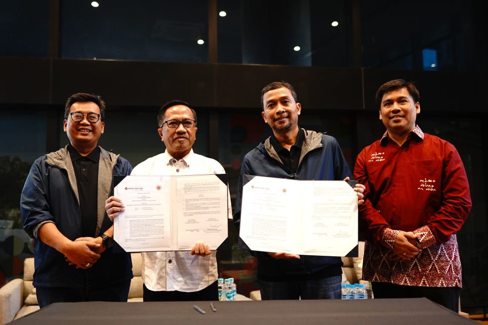 Pihak UT dan UGM memperlihatkan naskah kerja sama atau MoU Kemitraan strategis UT dengan UGM di Yogyakarta belum lama ini. (Sumber foto: UT)