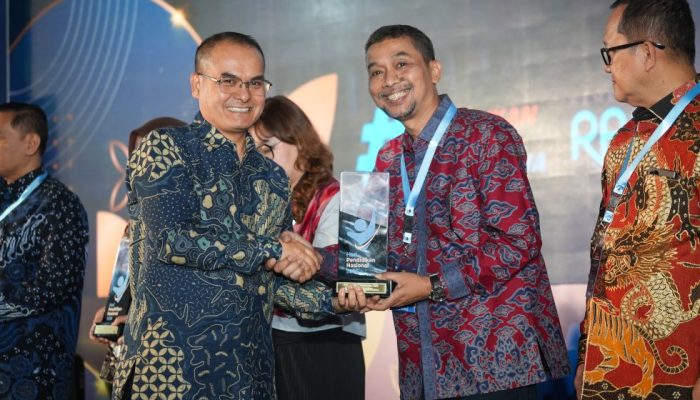 Berkat Program SOBAT, UT Terima Penghargaan dari Kemendikdasmen