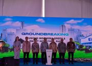 Ketua Umum Kadin Anindya Novyan Bakrie (kedua dari kiri) dan para pejabat LiuGong bersiap menekoan tombol groundbreaking pabrik LiuGong di Artha Industrial Hill, Karawang, Jawa Barat, Rabu 22 Juli 2026. (Sumber Foto: Equipment Indonesia)