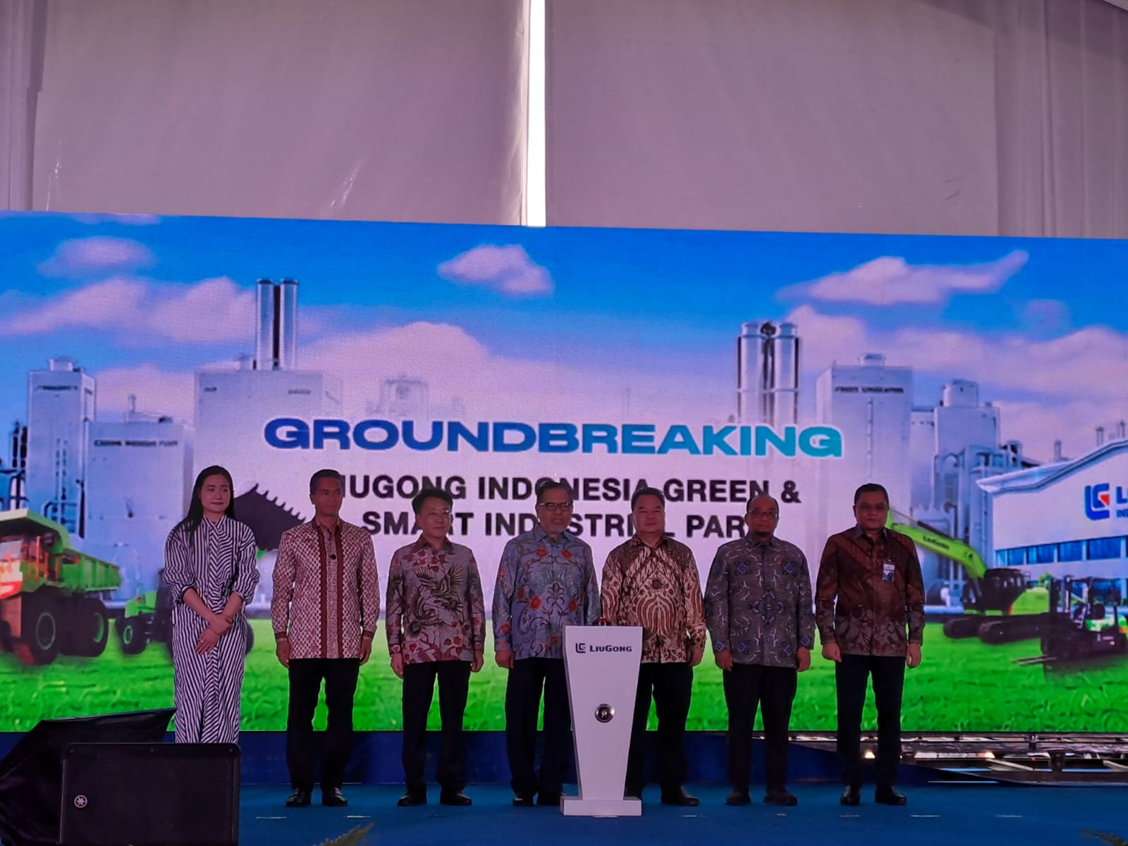 Ketua Umum Kadin Anindya Novyan Bakrie (kedua dari kiri) dan para pejabat LiuGong bersiap menekoan tombol groundbreaking pabrik LiuGong di Artha Industrial Hill, Karawang, Jawa Barat, Rabu 22 Juli 2026. (Sumber Foto: Equipment Indonesia)