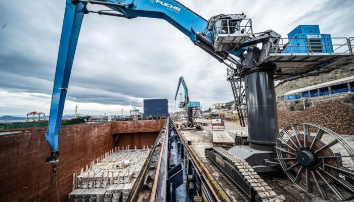 BUKAN SEKADAR EXCAVATOR: MENGAPA FUCHS MENJADI PILIHAN OPERATOR SCRAP DAN PELABUHAN DI SELURUH DUNIA
